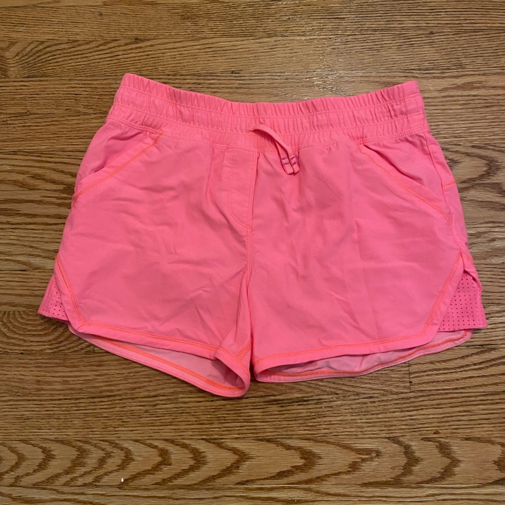 Ivivva shorts with side and back pockets. Add a pop of colour to your summer.